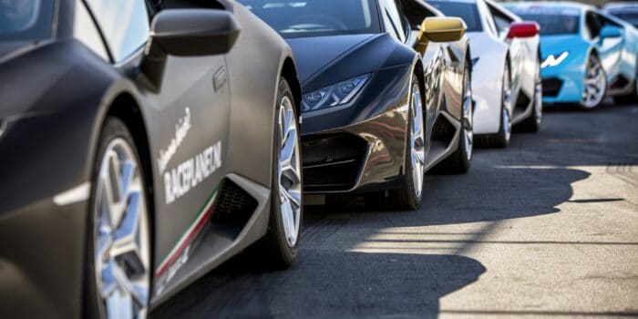 De Lamborghini Huracáns op de pitstraat van Circuit Zandvoort tijdens de Lamborghini VIP Experience.