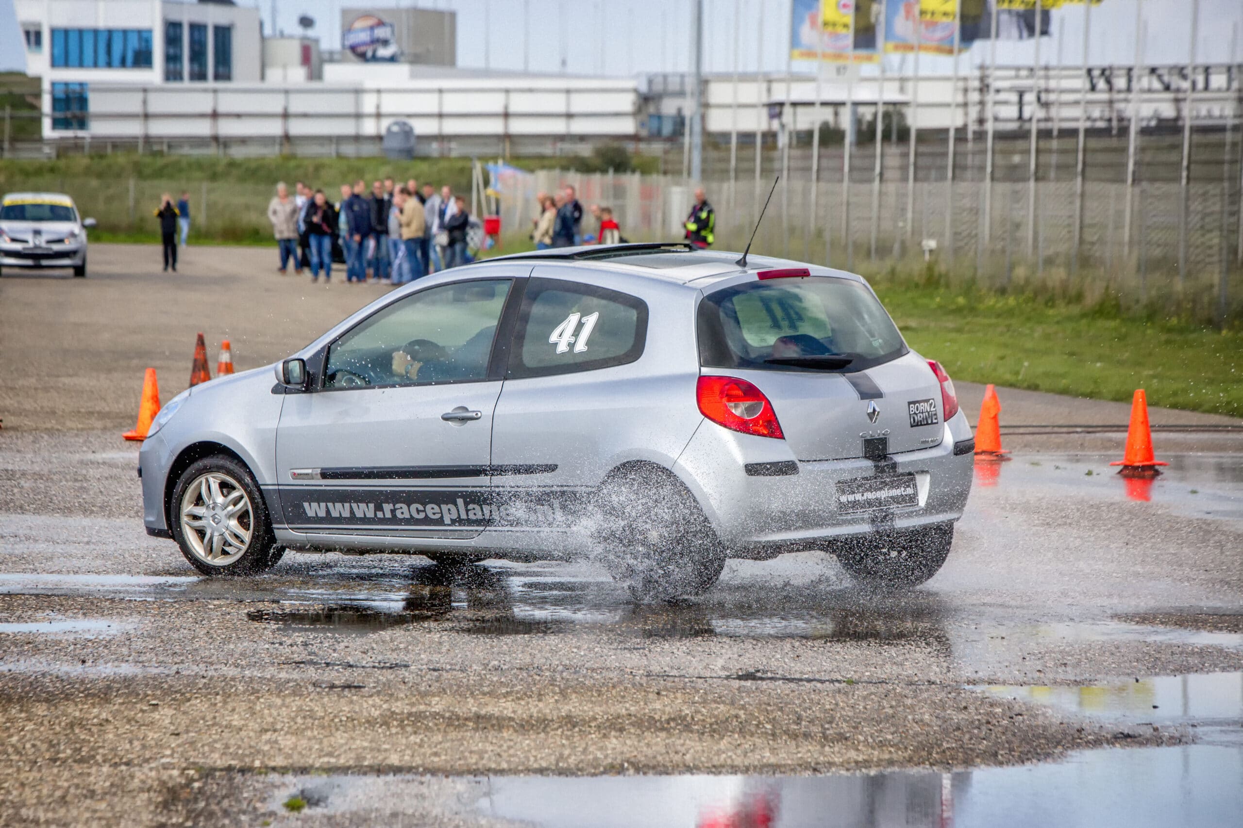 Deelnemer slipt tijdens het onderdeel slipproef bij een Race Experience op Circuit Zandvoort in een Renault Clio.