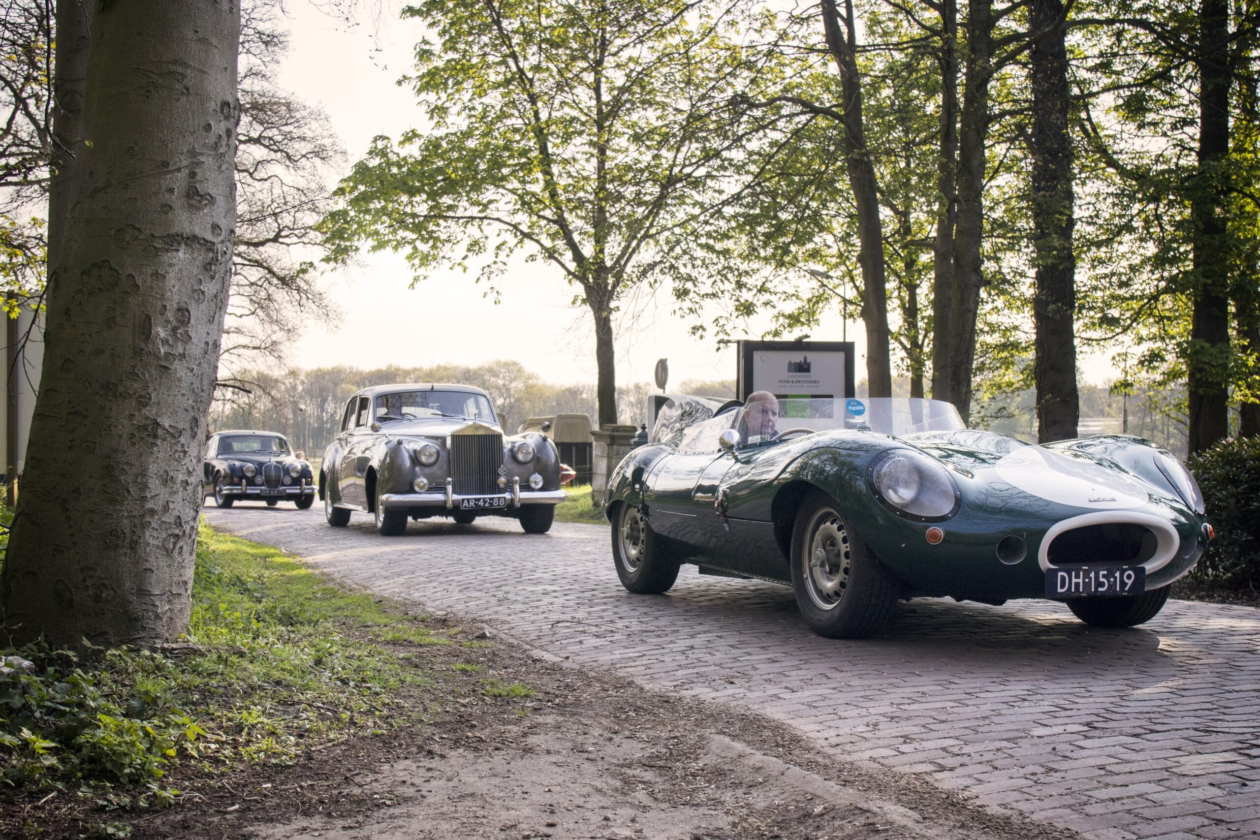 Jaguar D-type, Rolls Royce en Jaguar Mark II tijdens een klassiekerrit van Rijeenklassieker.nl