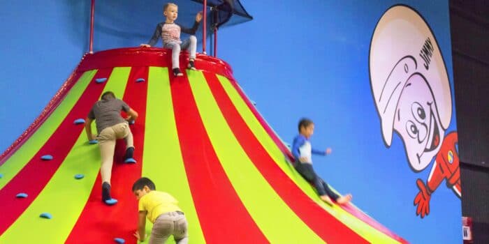 Kinderen spelen in Jimmy's Speelparadijs bij Race Planet Amsterdam op de klautertoren en de andere attracties voor kids.