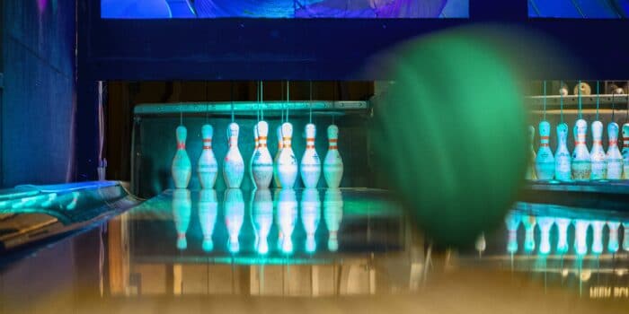 Op de bowlingbanen van Race Planet Amsterdam en Delft wordt een strike gegooid met een bowlingbal tijdens het bowlen.