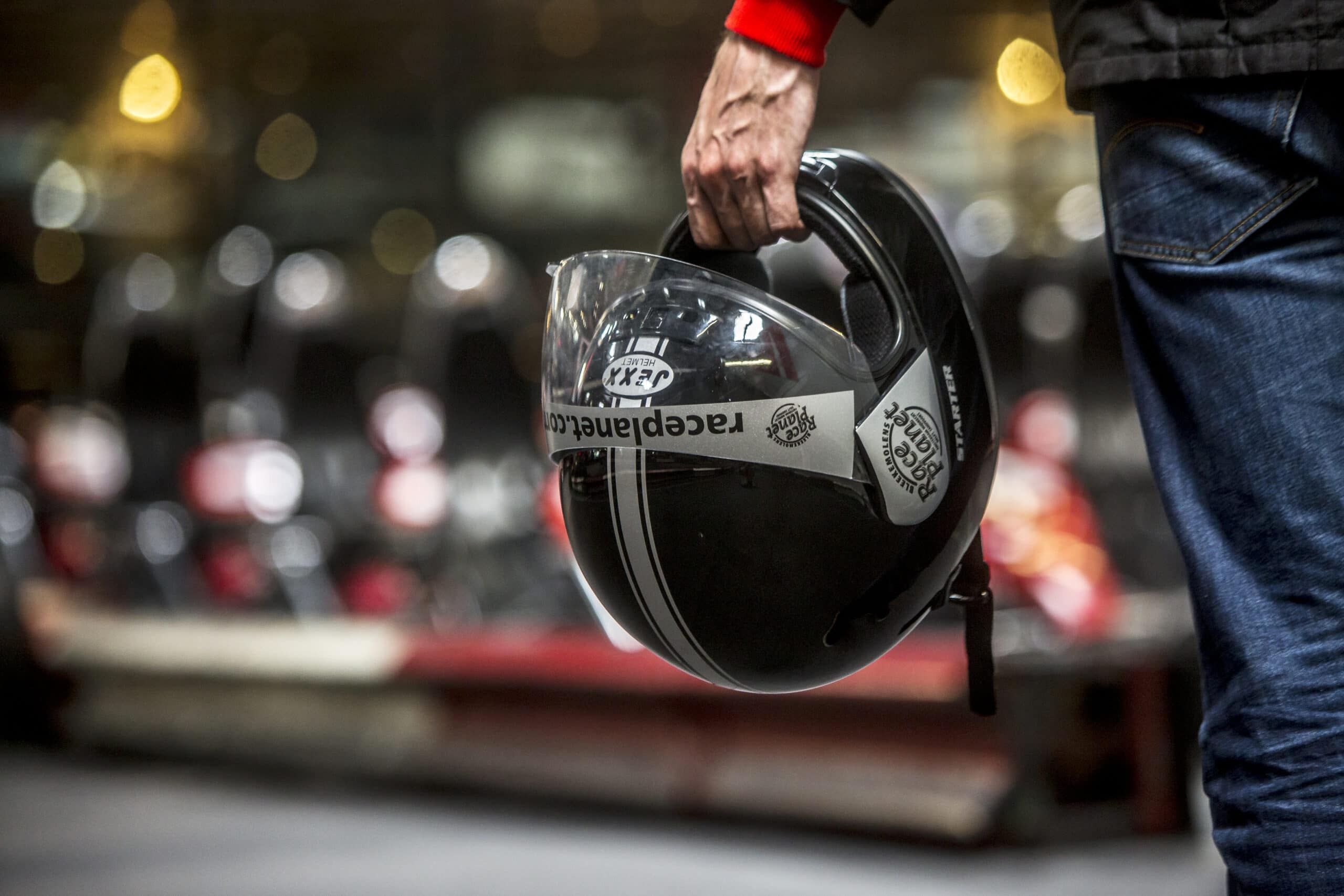 Race Planet helm in de handen van een coureur op de kartbaan in Amsterdam en Delft.