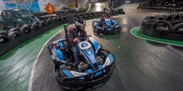 Karters racen tegen elkaar op de kartbanen van Race Planet in Amsterdam en Delft