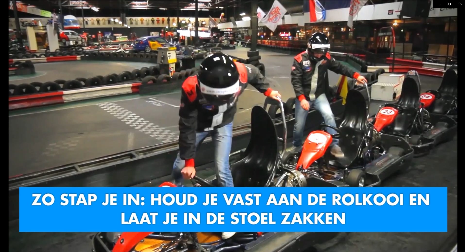 Rijders stappen op de veilige manier in de kart voor de race op de kartbaan van Race Planet in Delft en Amsterdam.