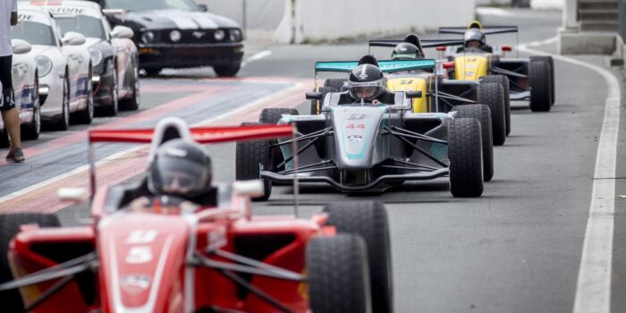Formule RP1 wagens in de pitstraat van Circuit Zandvoort tijdens een Race Experience van Race Planet.