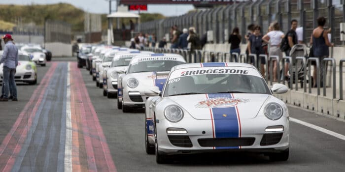 Porsche 911's achter elkaar in de pitstraat op Circuit Zandvoort bij Race Planet.