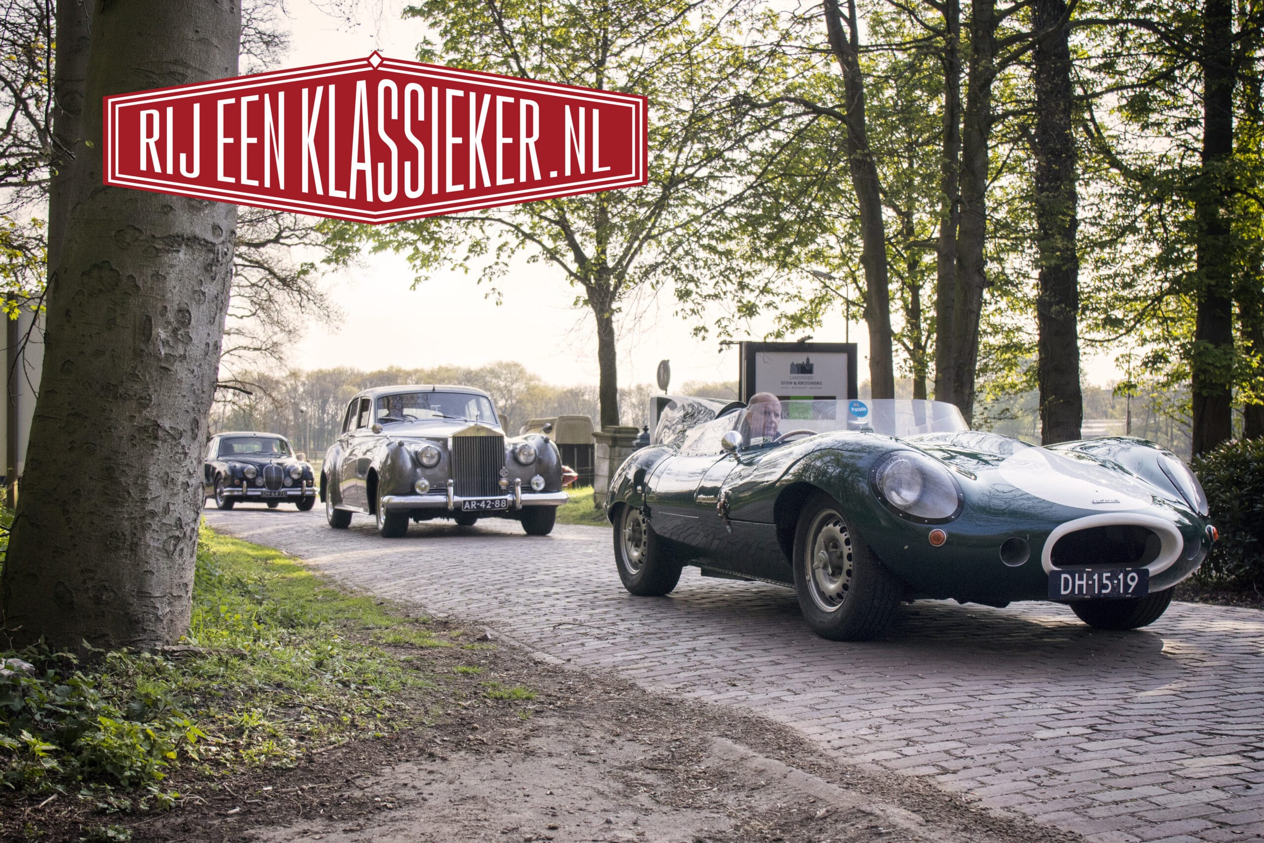 Klassieke Jaguars, Rolls Royce en andere oldtimers tijdens een klassiekerrit.