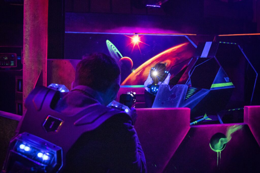 In de lasergame arena in Amsterdam bij Race Planet strijden twee personen voor de winst.